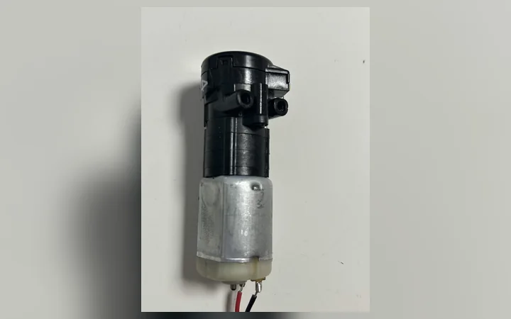 Pompe péristaltique motorisée pour distributeur de parfum
